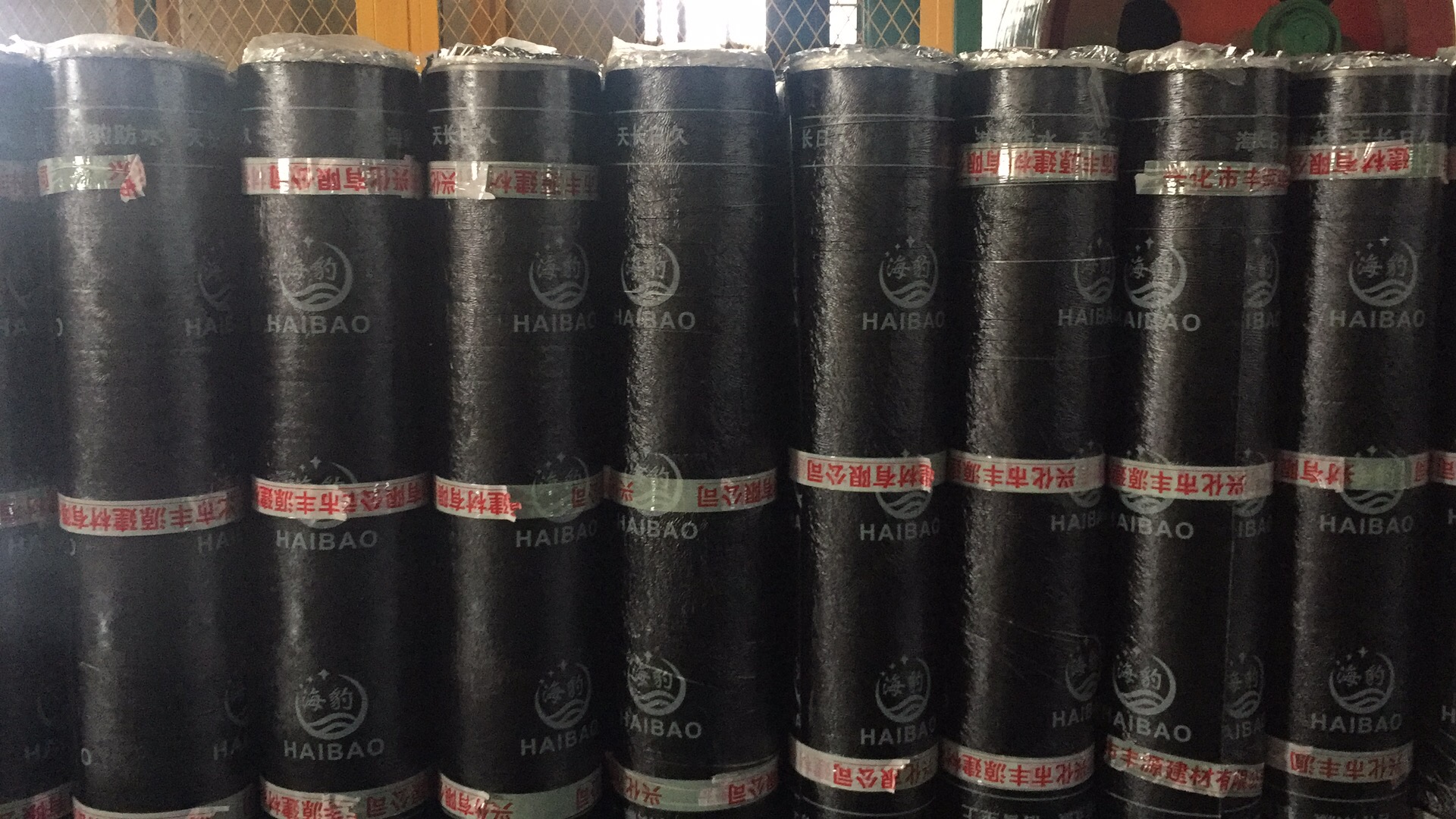 膠粉改性聚酯氈與玻纖網(wǎng)格布增強(qiáng)防水卷材